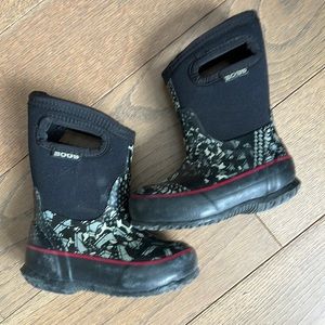 Black and red patterned bogs - size 7
